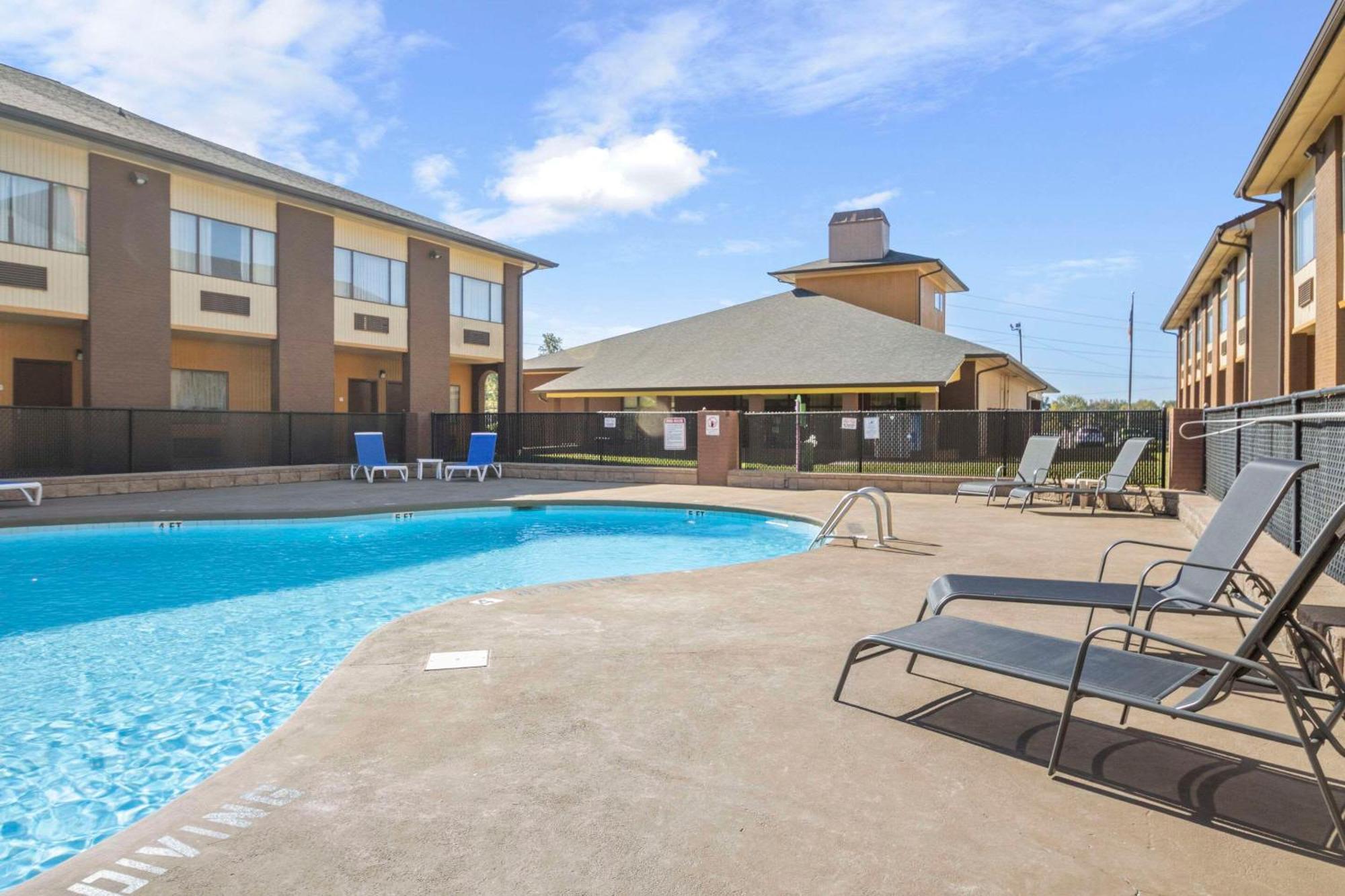 Quality Suites Hickory South Exterior photo