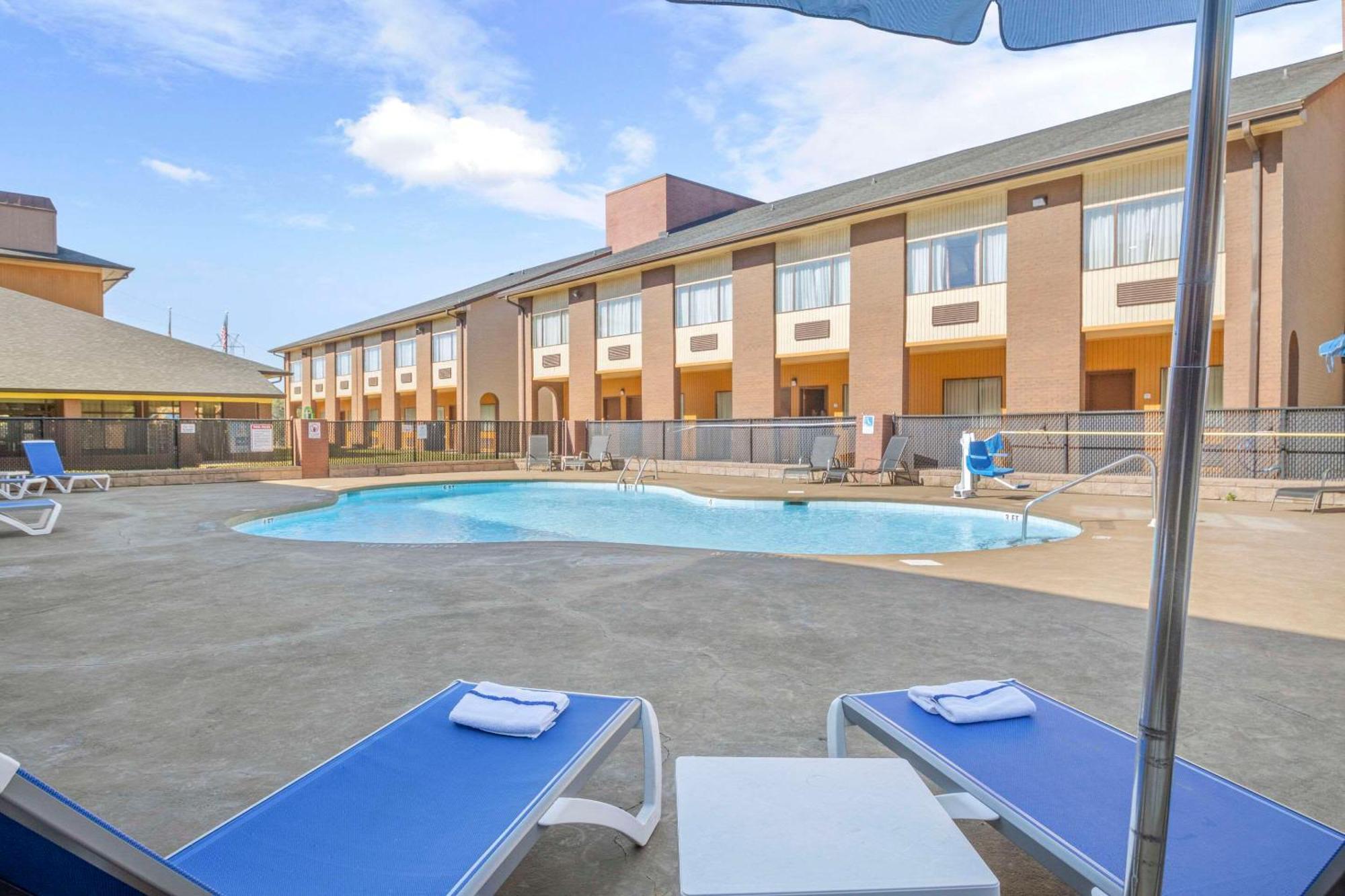 Quality Suites Hickory South Exterior photo